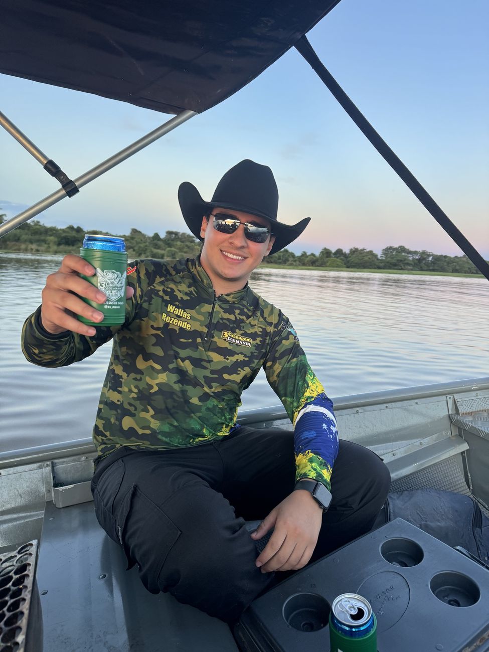 Wallas brindando num barco no rio