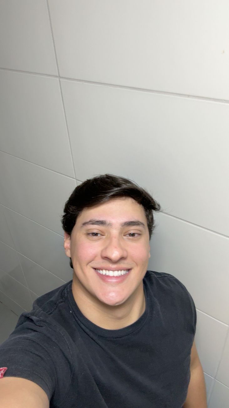 Selfie sorridente do Wallas